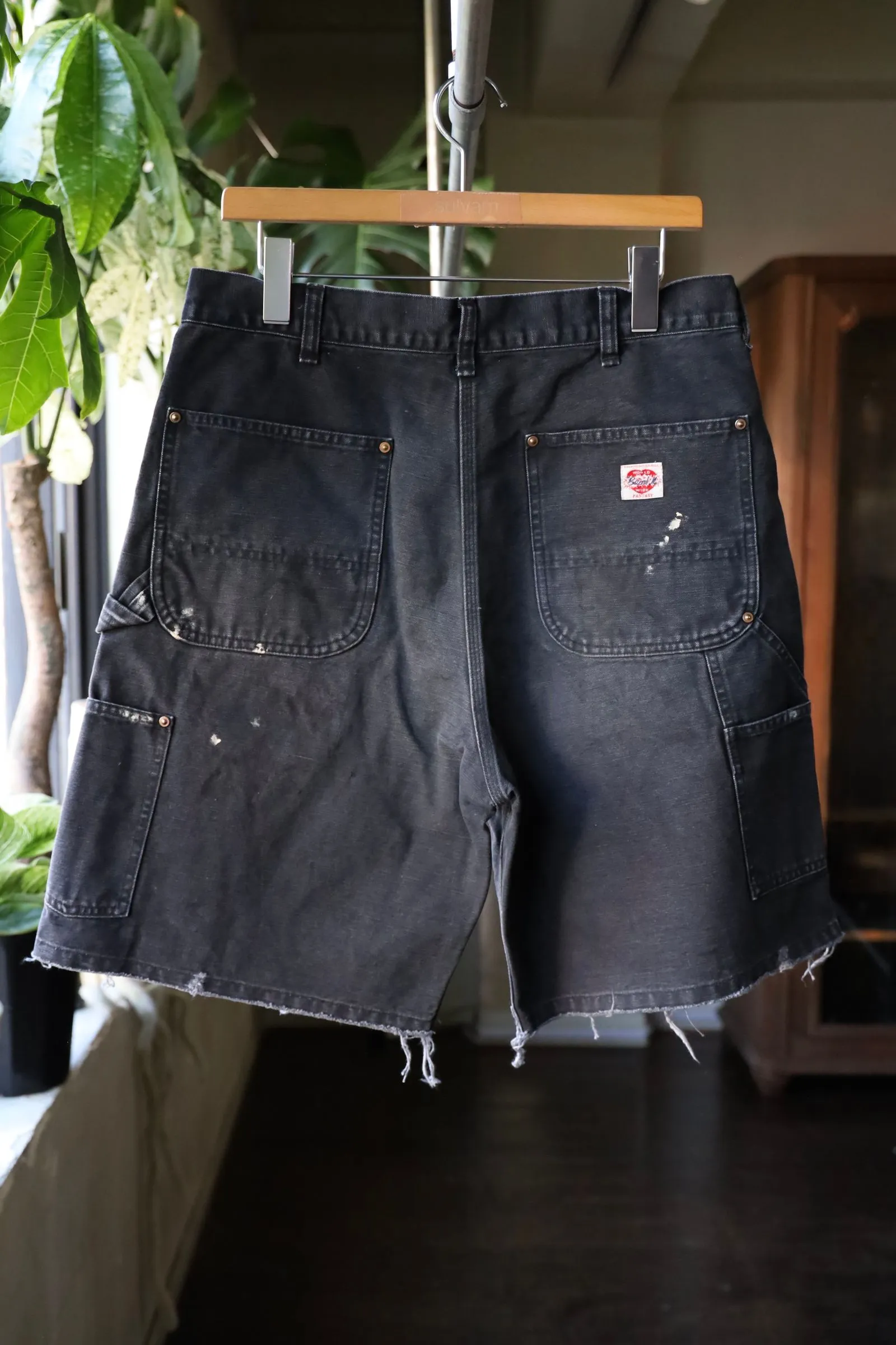 SAINT Mxxxxxx DOUBLE KNEE SHORTS/BLK Knee patches splashed with ink, washed and damaged denim shorts. Washed black S-XL. Custom woven and dyed denim denim with clear texture. Rewashed and faded to create local mottled fading/hole effects. Artificial distressing to simulate natural traces of wear. Original consistent damage treatment. Hand splashed ink and paint. Original consistent wash mark/pocket mark. Double knee patch. Rivet reinforcement. Improve functionality and enhance design.